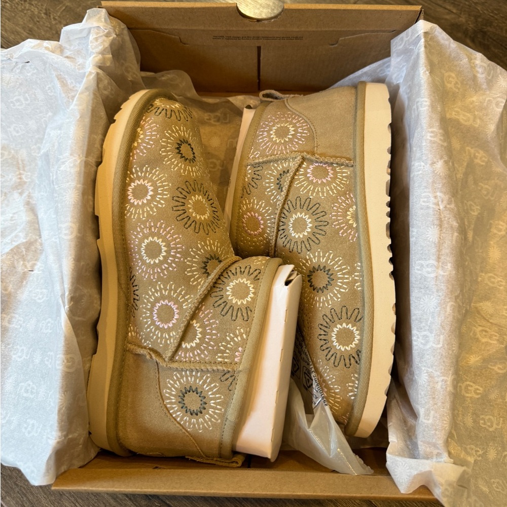 Kids' Classic Ultra Mini Sun Stitch Boot UGG - NEW